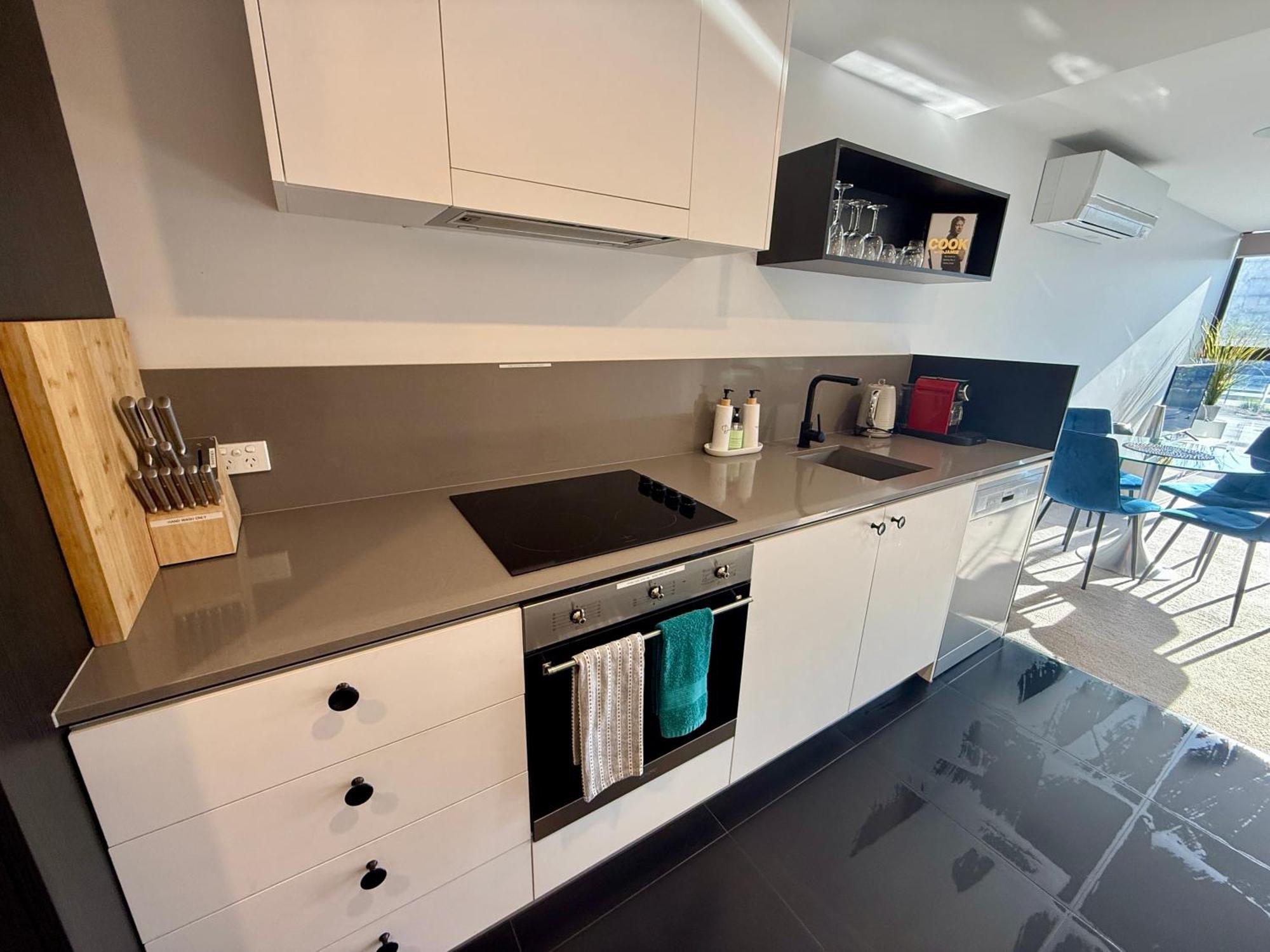 Midnight Luxe 1Br 1Bath Apartment 104 In The Heart Of Braddon Pool Sauna Secure Parking Wine Wifi Canberra Buitenkant foto
