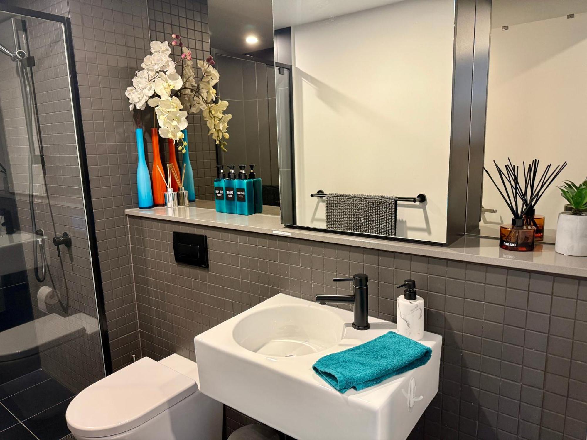 Midnight Luxe 1Br 1Bath Apartment 104 In The Heart Of Braddon Pool Sauna Secure Parking Wine Wifi Canberra Buitenkant foto